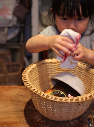 子どもが食器を拭くことを楽しむ