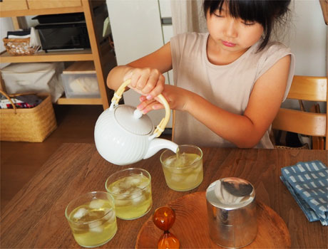 7歳お茶をいれる